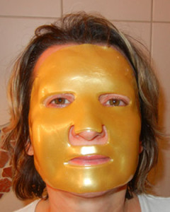 Goldene Maske mit Hyaluron - Anwendung
